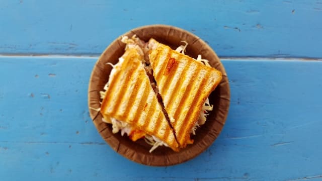 Tosti diagonaal gesneden op een bord