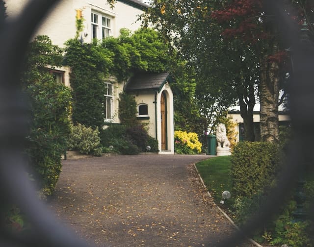 huis te zien door de ring van een lens