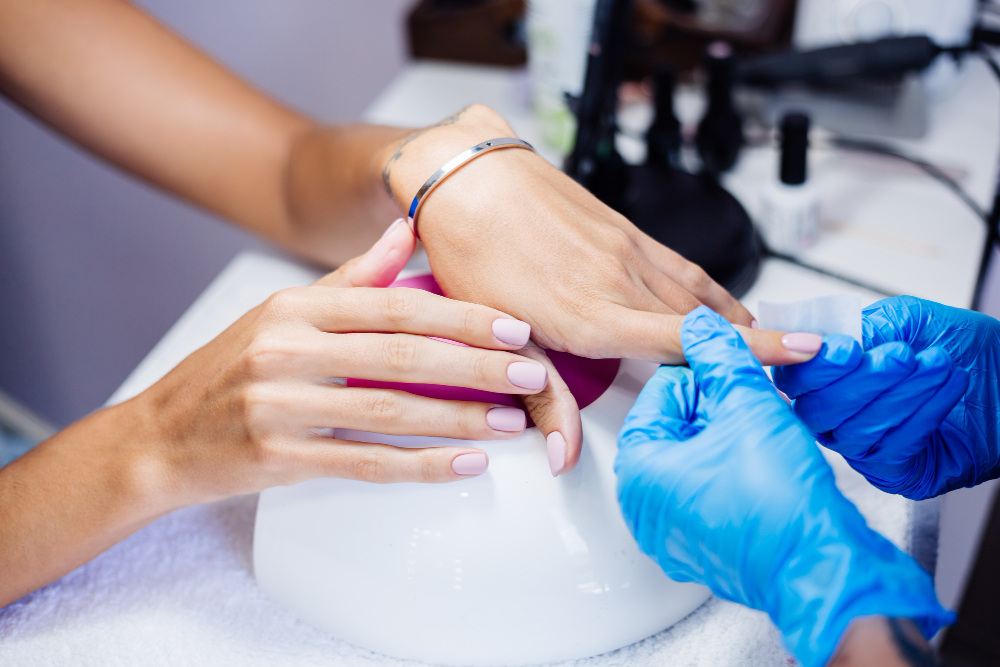 Nagelstyliste die werkt aan hand