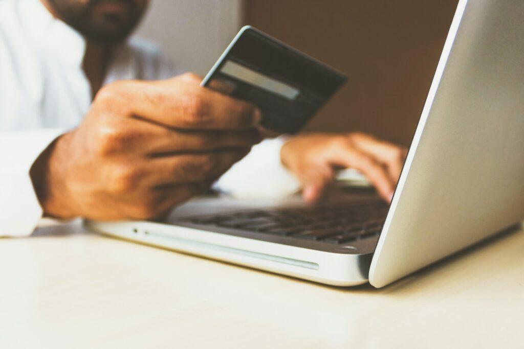 Man voert veilige online betaling uit met creditcard via laptop