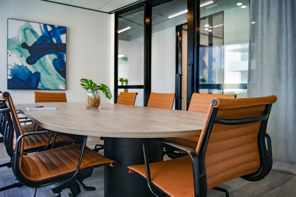 tafel en stoelen kantoor