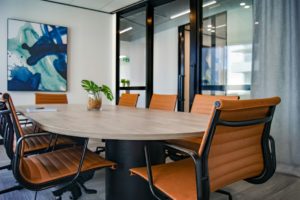 tafel en stoelen kantoor